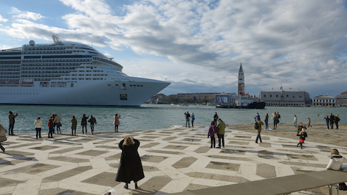 figure-1-cruiseship_passing_venice