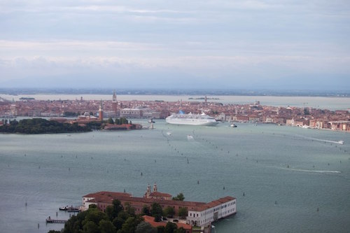 figure-4-cruise_ships_come_and_go_in_venice_20225400206